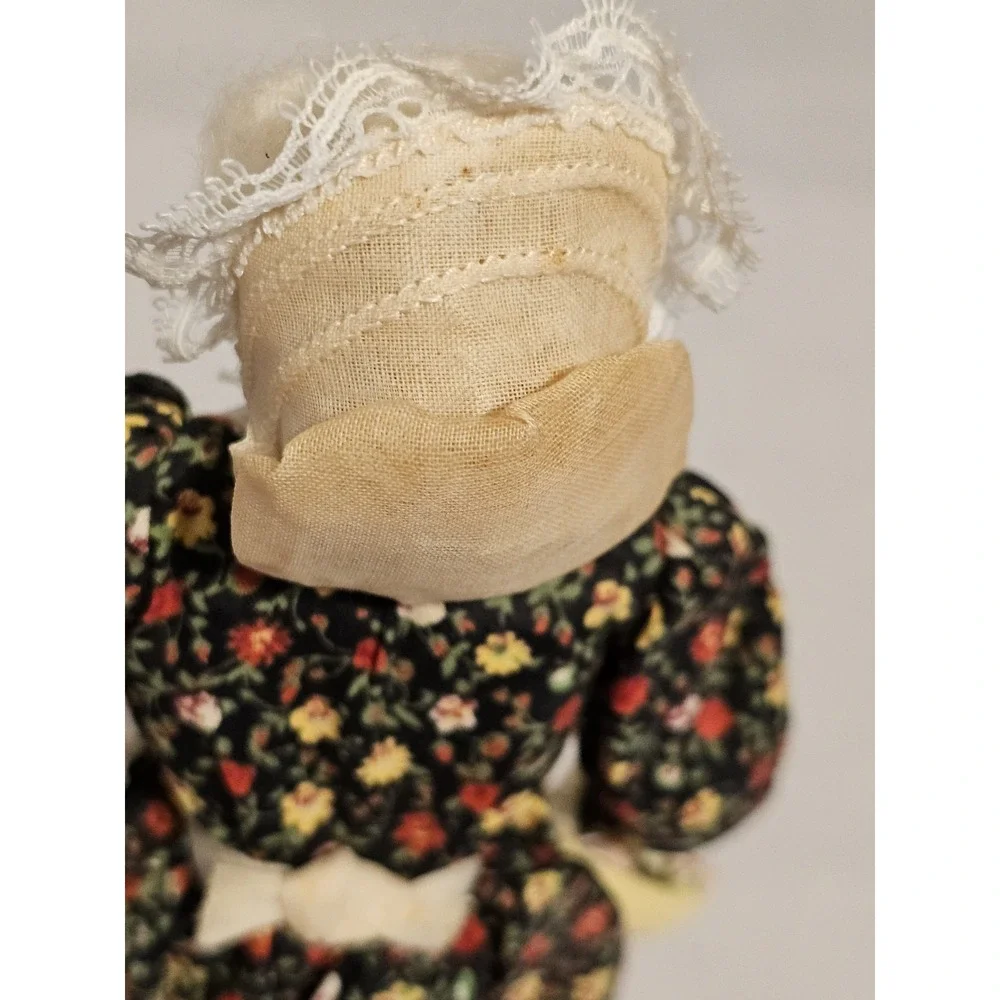 Vintage Ozart Walnut Head The Pioneer Grandma Snazzy Doll 9 Inch